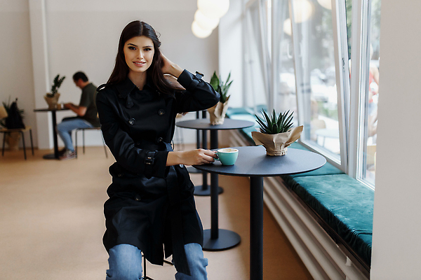 포토 JPG 해외이미지 백인 1 라이프스타일 응시 여자 행복 커피 음료 인터넷 통신 창문 모바일 휴식 실내 대화 한명 미소 사람 앉기 동양인 성인 컵 노트북 스마트폰 핸드폰 컴퓨터 뷰티 알약 상점 식당 카페 흰색 잡기 도시 뜨거움 차 에스프레소 단절 힙스터 해외202309 해외포토 서양인 식기 시선 패션 감정 컬러 컨셉 모션 표정 말하기 인종 내부 생활 전자제품 스마트기기 약 파일형식