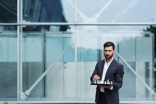 포토 JPG 해외이미지 직업 손 응시 교육 스포츠 조각 생각 비즈니스 놀이 성공 설계 왕관 한명 사람 정장 취미 힘 경쟁 도전 게임 흰색 잡기 비즈니스맨 시장 우아함 체스말 체스 선택 계획 대표 경영자 리더 싸움 체스판 여왕 경영 지능 트러블 혼자 해외202309 해외포토 1 시선 옷 남자 컬러 컨셉 모션 신체부위 말_게임 직장인 파일형식