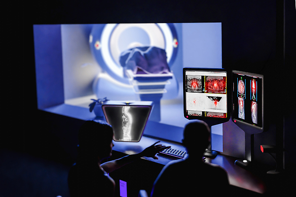 포토 JPG 해외이미지 직업 과학 건강 병원 실험 대화 사람 사람없음 컴퓨터 약 3D 건강관리 모니터 기계 방 장비 의사 실험실 질병 분석 직원 뇌 시설 보여주기 암 돌봄 방사선 스캐너 해외202309 해외포토 컨셉 의학 모션 관리 말하기 전자제품 의료진 디지털합성 파일형식