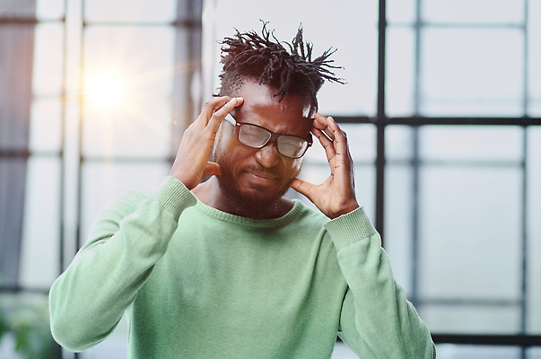 포토 JPG 해외이미지 직업 손 남자 감정 얼굴 백그라운드 생각 비즈니스 사업가 스트레스 피곤 한명 사람 성인 머리 검은색 어둠 고통 슬픔 분노 흰색 표현 잡기 업무 실패 좌절 질병 종업원 고민 두통 문제 고립 반응 트러블 편두통 해외202309 해외포토 1 컬러 컨셉 의학 모션 신체부위 작업 파일형식