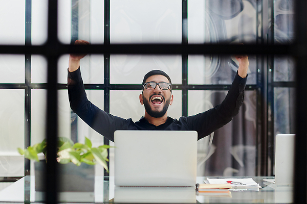 포토 JPG 해외이미지 백인 직업 40대 셔츠 생각 비즈니스 사업가 통신 창문 청소년 성공 영국 스트레스 갈색머리 직장 실내 피곤 창조 한명 정장 가로 노트북 컴퓨터 컬러풀 공책 작업 자신감 작업실 전문직 연결 무선전화기 책상 명상 경영자 리더 전자 경영 소셜미디어 염원 해외202309 해외포토 서양인 1 헤어스타일 옷 감정 유럽 컬러 중년 가구 컨셉 상의 회사 문구용품 사람 내부 전자제품 전화기 파일형식