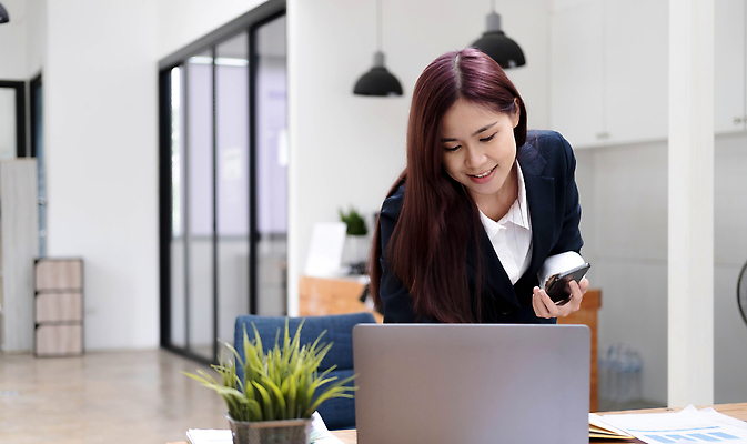 포토 JPG 해외이미지 백인 직업 라이프스타일 응시 여자 행복 인터넷 비즈니스 사업가 통신 탁자 성공 직장 실내 한명 사람 앉기 성인 노트북 컴퓨터 사무실 뷰티 업무 작업 비즈니스우먼 자신감 종업원 사이버 무선전화기 책상 경영자 온라인 경영 해외202309 해외포토 서양인 1 시선 감정 가구 컨셉 회사 모션 내부 생활 전자제품 직장인 전화기 리더 파일형식