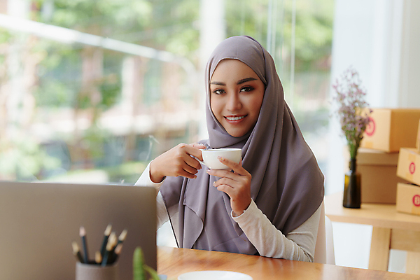 포토 JPG 해외이미지 여자 커피 사업가 티타임 휴식 한명 들기 상반신 성인 앞모습 비즈니스우먼 커피잔 사장 히잡 성인여자한명만 해외202309 해외포토 직업 1 음료 뷰포인트 컨셉 비즈니스 모션 잔 사람 직장인 이슬람문화 여자한명만 성인여자만 파일형식