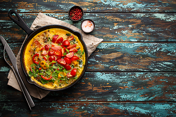 포토 JPG 해외이미지 전통 접시 백그라운드 포크 다이어트 토마토 채소 파프리카 건강 요리 사람없음 빨간색 초록색 컬러풀 노란색 식사 저녁식사 이탈리아 공백 튀김 시골 조미료 프라이팬 칼 맛 아침식사 메뉴 브런치 레시피 시금치 오믈렛 점심식사 채식주의자 플랫레이 해외202309 해외포토 식기 유럽 음식 컬러 컨셉 주방용품 플랫 계란요리 채식 향미료 파일형식