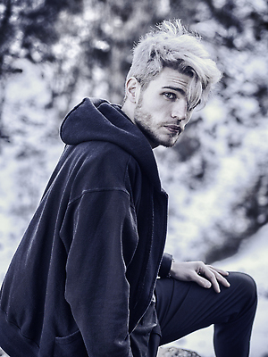 포토 JPG 해외이미지 백인 모델 1 남자 셔츠 하늘 한명 서기 사람 성인 야외 파란색 뷰티 유행 환경 맑음 검은색 기댐 어둠 재킷 흰색 도시 시원함 가죽 싱글 설정 혼자 스타일 유일 해외202309 해외포토 서양인 컬러 상의 모션 날씨 외투 파일형식