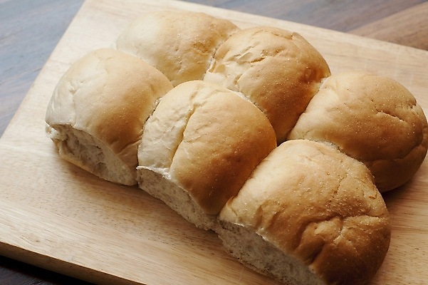 포토 JPG 해외이미지 음식 빵 사람없음 하이앵글 빵집 껍질 조약돌 흰색 밀 굽기 롤 탄수화물 해외202309 해외포토 뷰포인트 컬러 곡류 상점 돌_바위 구이 파일형식