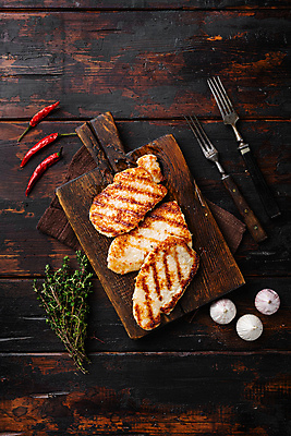 포토 JPG 해외이미지 포크 고추 도마 마늘 스테이크 사람없음 굽기 허브 닭가슴살 나무배경 해외202309 해외포토 식물 식기 백그라운드 채소 주방용품 서양음식 닭고기 구이 파일형식