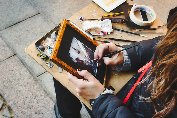 포토 JPG 해외이미지 전통 여자 문화 컬러 여행 백그라운드 거리 프레임 미술 앉기 사람없음 야외 컬러풀 판매 여행객 페인트 도시 붓 보행로 스페인 시장 그림 예술가 기념품 페인트붓 장면 화가 지역 장인 일반 매각 해외202309 해외포토 직업 유럽 길 모션 문화예술 사람 오브젝트 파일형식