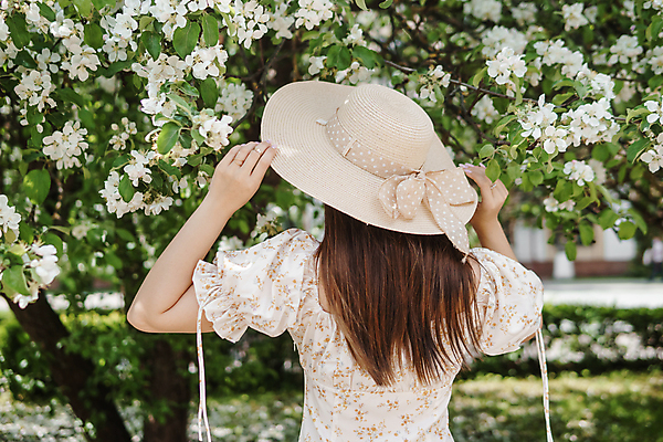 포토 JPG 해외이미지 공원 여자 꽃 잎 목걸이 한명 성인 야외 뒷모습 귀걸이 봄 밀짚모자 쉬폰원피스 성인여자한명만 해외202309 해외포토 식물 모자_잡화 1 계절 원피스 공공시설 뷰포인트 장신구 사람 여자한명만 성인여자만 파일형식