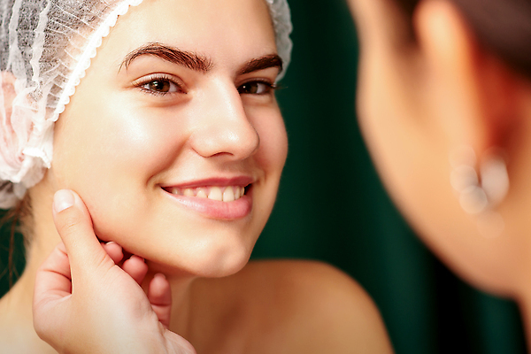 포토 JPG 해외이미지 백인 손 행복 얼굴 컨셉 신체 미소 사람 두명 치료 뷰티 약 상점 화장품 시험 터치 플라스틱 미용사 피부 서비스 상담 외과 테라피 순서 리프팅 위생관리 노화 해외202309 해외포토 서양인 직업 교육 감정 의학 재질 표정 병원 관리 신체부위 파일형식