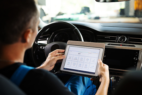 포토 JPG 해외이미지 직업 남자 유니폼 비즈니스 교통시설 자동차 노동자 한명 사람 노트북 알약 디지털 스크린 기계 덮개 공구 업무 네트워크 작업실 기술자 엔지니어 수리 역 서비스 문서 고정 엔진 정비공 온라인 모터 유지 소프트웨어 자동 차고 체크리스트 해외202309 해외포토 1 옷 육상교통 교통 전자제품 약 뚜껑 도구 작업 시설 파일형식