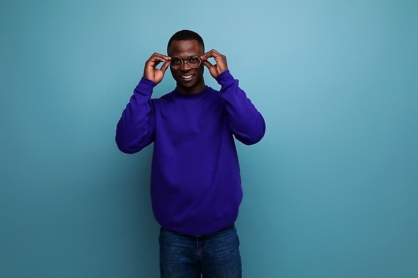 포토 JPG 해외이미지 라이프스타일 응시 남자 행복 얼굴 백그라운드 비즈니스 실내 관리 한명 사람 성인 30대 파란색 유행 시원함 스웨터 흥분 긍정 스타일 해외202309 해외포토 1 시선 감정 컬러 컨셉 상의 내부 생활 신체부위 장년 파일형식