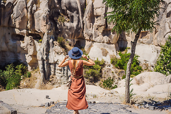 포토 JPG 해외이미지 나무 모자 여자 여행 한명 풍경 성인 야외 뒷모습 돌_바위 잡기 돌산 성인여자한명만 튀르키예 해외202309 해외포토 식물 1 잡화 아시아 뷰포인트 모션 산 사람 여자한명만 성인여자만 파일형식