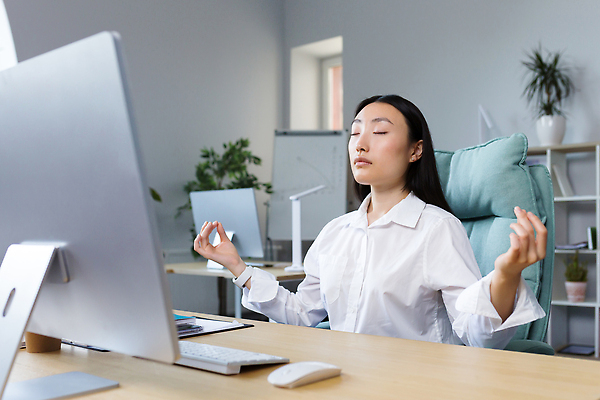 포토 JPG 해외이미지 여자 화분 안경 화초 의자 책장 한명 앉기 손짓 상반신 성인 옆모습 사무실 모니터 눈감음 키보드 마우스 스마트 책상 명상 성인여자한명만 해외202309 해외포토 식물 1 잡화 뷰포인트 가구 컨셉 비즈니스 모션 사람 컴퓨터 컴퓨터용품 여자한명만 성인여자만 파일형식
