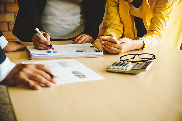 포토 JPG 해외이미지 직업 생각 인터넷 비즈니스 통신 통계 탁자 회의 모바일 협력 아이디어 대화 사람없음 금융 컴퓨터 글로벌 사무실 디지털 공책 작업 비즈니스맨 네트워크 그룹 계획 토론 디자이너 분석 오브젝트 회계 다락방 마케팅 세미나 프로젝트 목업 브레인스토밍 해외202309 해외포토 남자 가구 컨셉 문구용품 말하기 경제 전자제품 직장인 파일형식