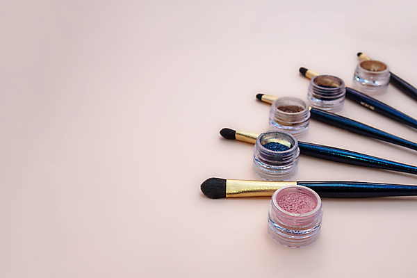 포토 JPG 해외이미지 직업 여자 얼굴 분홍색 컬러 백그라운드 장신구 그림자 사람없음 장식 세트 컬러풀 뷰티 유행 페인트 화장품 립스틱 공구 붓 화려 플랫 상품 정상 가루 볼터치 수집 마스카라 만들기 예술가 위치 아이섀도 내추럴 구성 돌봄 파스텔톤 해외202309 해외포토 컨셉 모션 사람 신체부위 화장 도구 파일형식