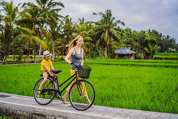 포토 JPG 해외이미지 백인 전통 라이프스타일 응시 여자 행복 도로 아들 어린이 여행 자연 밥 엄마 휴가 건조 건강 사랑 사람 소년 두명 뷰티 여행객 자전거 수확 기도 시골 먹기 발리 인도네시아 먼지 사이클링 논밭 바이킹 해외202309 해외포토 서양인 시선 남자 감정 아시아 길 음식 섬 밭 농업 가족 교통시설 모션 논 생활 바이크 육상스포츠 생태계 파일형식