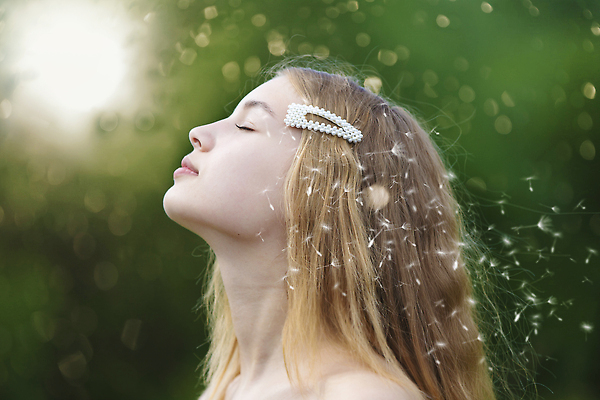 포토 JPG 해외이미지 백인 모델 라이프스타일 드레스 여자 꽃 행복 밭 자연 건강 한명 사람 야외 초록색 햇빛 태양 뷰티 맑음 봄 꿈 낭만 자유 흰색 오픈 민들레 어깨 보케 먼지 내추럴 거짓말 무료 생태학 해외202309 해외포토 자연요소 서양인 식물 1 옷 계절 교육 감정 컬러 컨셉 농업 날씨 생활 신체부위 생태계 파일형식