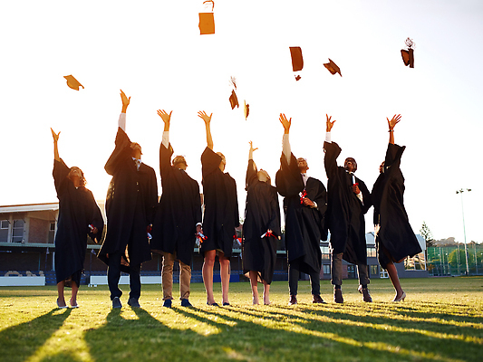 포토 JPG 해외이미지 전신 서양인 여자 남자 학사모 학교 졸업식 졸업생 여러명 성인 앞모습 졸업가운 던지기 성인만 해외202309 해외포토 외국인 모자_잡화 교육 뷰포인트 다수 졸업 모션 사람 가운 파일형식