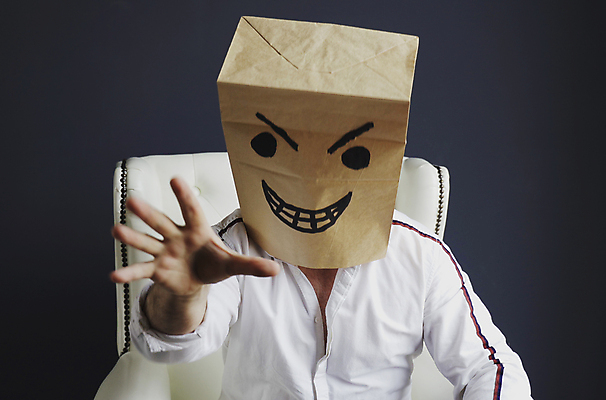 포토 JPG 해외이미지 남자 얼굴 표정 한명 앉기 상반신 성인 앞모습 소파 종이봉투 가림 손내밀기 나쁜 성인남자한명만 해외202309 해외포토 1 뷰포인트 의자 모션 봉투 사람 손짓 신체부위 남자한명만 성인남자만 파일형식