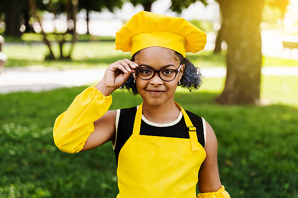 포토 JPG 해외이미지 모자 라이프스타일 행복 어린이 음식 유니폼 요리 미소 웃음 야외 세명 친구 노란색 요리사 검은색 앞치마 빵집 준비 만들기 제빵사 해외202309 해외포토 직업 잡화 옷 감정 컬러 관계 모션 표정 사람 생활 상점 파일형식