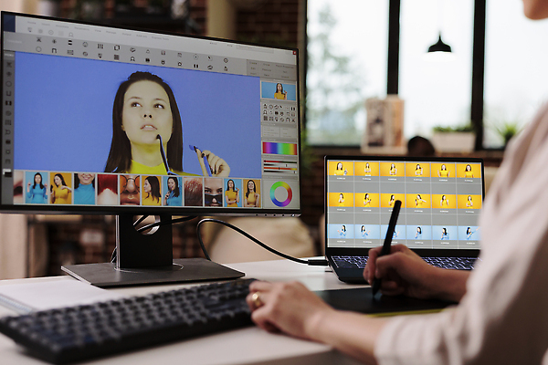 포토 JPG 해외이미지 여자 실내 상반신 성인 그래픽 노트북 모니터 키보드 그래픽디자이너 성인여자만 태블릿펜 해외202309 해외포토 사람 내부 전자제품 컴퓨터 펜 디자이너 여자만 성인만 파일형식