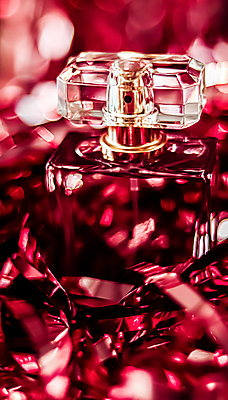 포토 JPG 해외이미지 유리 사람없음 빨간색 투명 분위기 고급 향수 보케 강렬 향수병 해외202309 해외포토 컬러 컨셉 재질 화장품 병_담는 파일형식