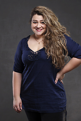 포토 JPG 해외이미지 모델 1 드레스 여자 행복 얼굴 포즈 신체 회색배경 실내 한명 미소 사람 앉기 성인 뷰티 유행 우아함 몸무게 큼 플러스 가득함 비만 치수 스타일 해외202309 해외포토 기호 옷 감정 백그라운드 컨셉 모션 표정 내부 신체부위 회색 크기 몸매 파일형식