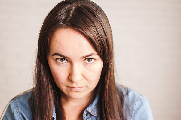 포토 JPG 해외이미지 백인 모델 1 학생 라이프스타일 헤어스타일 응시 여자 감정 얼굴 백그라운드 셔츠 성공 갈색머리 실내 한명 서기 사람 뷰티 유행 기쁨 분노 기도 표현 울음 긍정 보여주기 우크라이나 스타일 카피스페이스 해외202309 해외포토 서양인 시선 유럽 컨셉 상의 모션 표정 내부 생활 신체부위 공백 파일형식