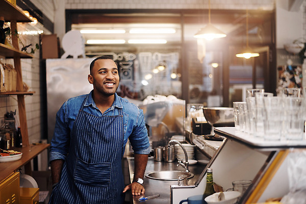 포토 JPG 해외이미지 응시 남자 사업가 성공 한명 성인 앞모습 상점 카페 사장 직원 자영업 성인남자한명만 소상공인 해외202309 해외포토 직업 1 시선 뷰포인트 컨셉 비즈니스 사람 경제 상인 남자한명만 성인남자만 파일형식