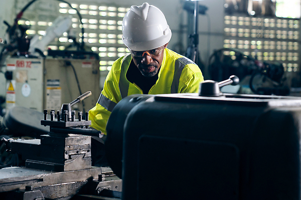 포토 JPG 해외이미지 남자 산업 공장 노동자 고글 작업복 한명 상반신 성인 기계 과학기술 작업 엔지니어 안전모 성인남자한명만 해외202309 해외포토 직업 1 옷 공업 기술 사람 기술자 헬멧 안전장비 남자한명만 성인남자만 파일형식
