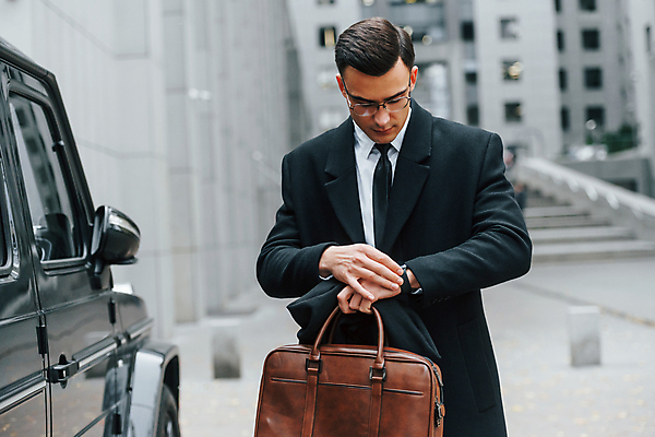 포토 JPG 해외이미지 남자 안경 서류가방 자동차 한명 들기 정장 상반신 성인 앞모습 도시 직장인 비즈니스맨 스마트 확인 스마트워치 성인남자한명만 해외포토 직업 1 잡화 옷 육상교통 뷰포인트 컨셉 가방 비즈니스 모션 사람 스마트기기 웨어러블 남자한명만 성인남자만 파일형식