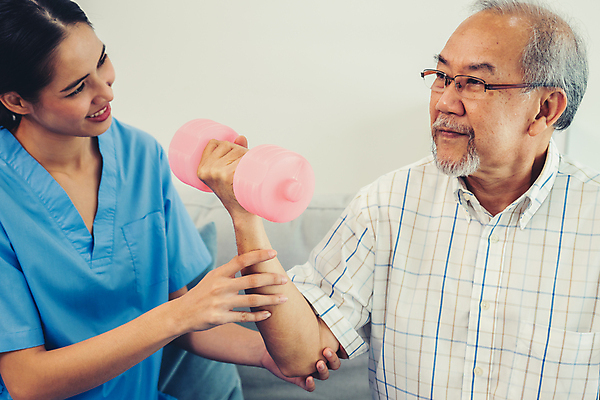포토 JPG 해외이미지 여자 노년 남자 실내 앉기 동양인 상반신 성인 앞모습 치료 실버라이프 건강관리 힘 아령 환자 간호사 잡기 도움 간병인 노후건강 돌봄 돌봄서비스 해외202309 해외포토 직업 라이프스타일 뷰포인트 컨셉 의학 모션 건강 관리 사람 인종 내부 노후 의료진 서비스 파일형식