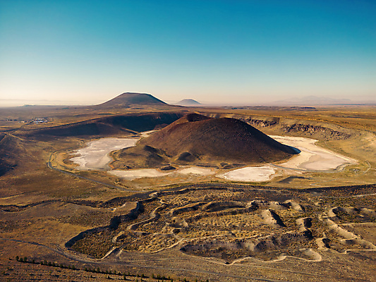 포토 JPG 해외이미지 공원 호수 모래 섬 여행 백그라운드 자연 하늘 산 풍경 사람없음 야외 물 여름 파란색 컬러풀 햇빛 뷰티 환경 사막 시골 고독 언덕 화산 소금 분화구 지구온난화 칠면조 내추럴 지질학 수평선 해외202309 해외포토 자연요소 계절 공공시설 교육 감정 컬러 조류 태양 생태계 기후변화 파일형식