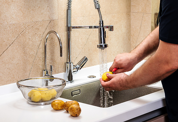 포토 JPG 해외이미지 손 음식 채소 재료 감자 건강 요리 사람 사람없음 농작물 바구니 주방 요리사 식사 껍질 흰색 신선 업무 칼 먹이 자르기 청소 피부 싱크대 준비 유기농 날것 날카로움 먼지 음식준비 채식주의자 해외202309 해외포토 직업 웰빙 컬러 농업 모션 신체부위 작업 개수대 채식 파일형식