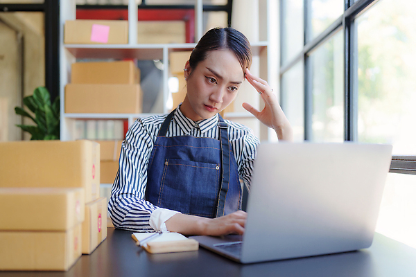 포토 JPG 해외이미지 직업 여자 행복 회사 비즈니스 사업가 성공 주택 한명 사람 동양인 노트북 쇼핑 컴퓨터 상자 사무실 세일 상점 업무 비즈니스우먼 상품 작음 상인 사이버 고객 서비스 패키지 질서 소매 온라인 주인 물류 짐싸기 마케팅 매각 목록 프리랜서 중소기업 해외202309 해외포토 1 감정 컨셉 인종 건물 전자제품 예절 작업 직장인 크기 파일형식