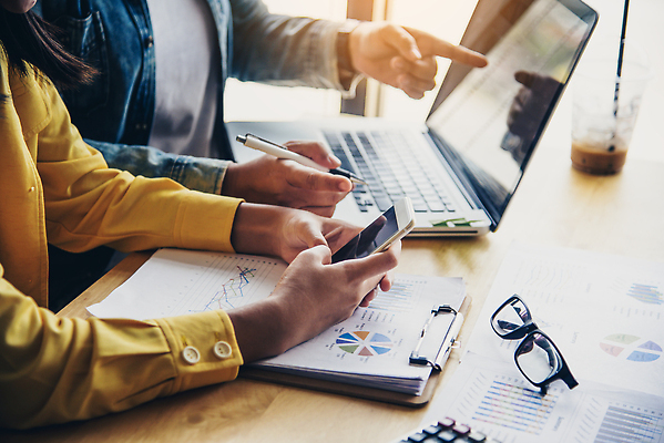 포토 JPG 해외이미지 직업 생각 인터넷 비즈니스 통신 통계 탁자 회의 모바일 협력 아이디어 대화 사람없음 스마트폰 컴퓨터 글로벌 사무실 디지털 공책 작업 비즈니스맨 비즈니스우먼 네트워크 그룹 계획 토론 디자이너 분석 오브젝트 회계 거짓 다락방 마케팅 세미나 프로젝트 목업 브레인스토밍 해외202309 해외포토 여자 남자 가구 컨셉 문구용품 말하기 경제 전자제품 핸드폰 스마트기기 직장인 파일형식