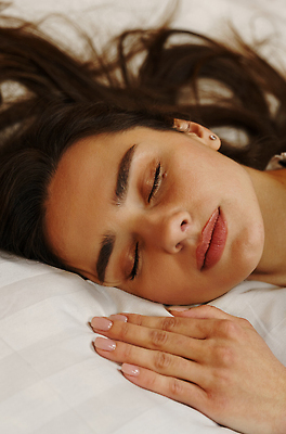 포토 JPG 해외이미지 백인 라이프스타일 여자 행복 얼굴 베개 침구 아침 휴식 주택 건강 한명 미소 사람 뷰티 평화 고요 침실 꿈 방 흰색 침대 잠 야간 담요 낮잠 부드러움 거짓말 혼자 몽환 안락 해외202309 해외포토 주간 자연요소 서양인 1 감정 컬러 가구 컨셉 표정 건물 생활 신체부위 감각 파일형식
