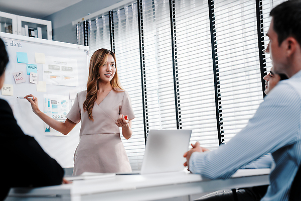 포토 JPG 해외이미지 여자 남자 회의 직장 실내 서기 들기 앉기 동양인 정장 여러명 상반신 성인 앞모습 노트북 펜 가리킴 업무 블라인드 비즈니스맨 비즈니스우먼 발표 동료 포스트잇 성인만 해외202309 해외포토 옷 뷰포인트 다수 회사 비즈니스 관계 모션 사람 인종 손짓 내부 전자제품 필기구 메모지 작업 커튼 직장인 파일형식