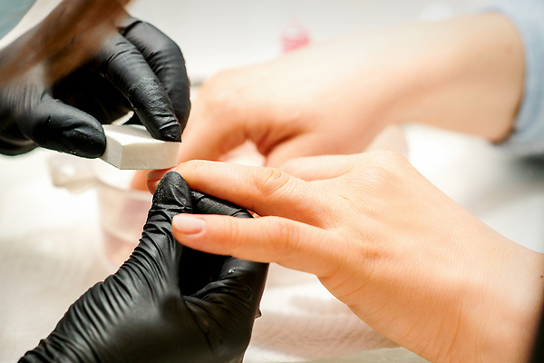 포토 JPG 해외이미지 손 여자 성인 두명 신체부위 잡기 손톱관리 위생장갑 네일샵 손톱버퍼 성인여자만 해외202309 해외포토 장갑 모션 사람 상점 미용용품 네일아트 여자만 성인만 파일형식