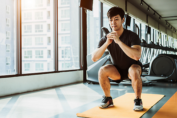 포토 JPG 해외이미지 백인 1 라이프스타일 남자 스포츠 백그라운드 신체 요가 성공 근육 아파트 실내 건강 한명 사람 앉기 동양인 성인 운동 스트레칭 힘 도시 몸무게 보디빌딩 스마트 연습 체육관 근육질 돌봄 해외202309 해외포토 서양인 웰빙 컨셉 모션 주택 인종 내부 생활 헬스 몸매 파일형식