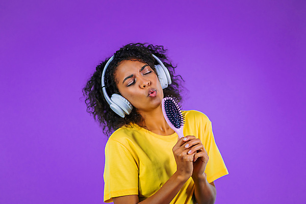 포토 JPG 해외이미지 모양 백인 라이프스타일 응시 여자 행복 음악 장난 노래 청소년 실내 한명 웃음 사람 성인 앞모습 가로 캐주얼 컬러풀 금발 뷰티 유행 헤드폰 미국 기쁨 머리빗 날씬함 미녀 캘리포니아 여자만 여자한명만 성인여자한명만 성인만 슬로모션 해외202309 해외포토 서양인 1 헤어스타일 시선 옷 감정 뷰포인트 컬러 음향기기 북아메리카 문화예술 촬영기법 표정 내부 생활 미용용품 몸매 미인 성인여자만 파일형식