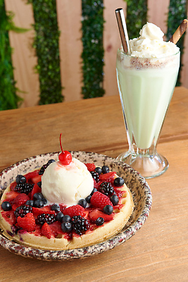 포토 JPG 해외이미지 접시 커피 음식 과일 탁자 아이스크림 사람없음 식당 초콜릿 계란 주스 샐러드 달콤 아침식사 베이컨 와플 내추럴 떨림 해외202309 해외포토 식기 음료 가구 모션 디저트 돼지고기 상점 알 식사 맛 파일형식