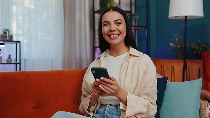 포토 JPG 해외이미지 주간 백인 응시 여자 교육 거실 인터넷 통신 휴식 거리 아파트 주택 실내 한명 사람 20대 성인 책 스마트폰 핸드폰 소파 독서 터치 잡기 작업 네트워크 메시지 뉴스 무선전화기 영화 온라인쇼핑 멀리 동영상 소셜미디어 프리랜서 해외202309 해외포토 자연요소 서양인 직업 1 시선 컨셉 의자 모션 문화예술 청년 내부 건물 전자제품 스마트기기 쇼핑 전화기 온라인 파일형식