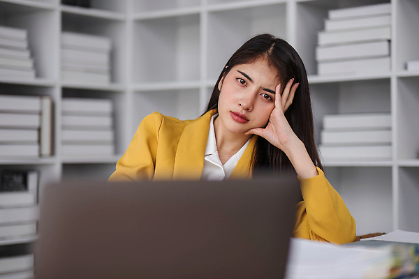 포토 JPG 해외이미지 응시 여자 회사 스트레스 한명 동양인 상반신 성인 앞모습 노트북 사무실 업무 비즈니스우먼 성인여자한명만 해외202309 해외포토 1 시선 뷰포인트 비즈니스 사람 인종 전자제품 작업 직장인 여자한명만 성인여자만 파일형식