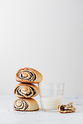 포토 JPG 해외이미지 전통 접시 음료 음식 백그라운드 재료 유리 탁자 아침 디저트 건강 요리 사람없음 컵 쿠키 케이크 식사 우유 흰색 신선 달콤 맛 아침식사 설탕 굽기 번 페스츄리 핸드메이드 맛있는 해외202309 해외포토 주간 식기 빵 컬러 가구 컨셉 재질 유제품 구이 파일형식