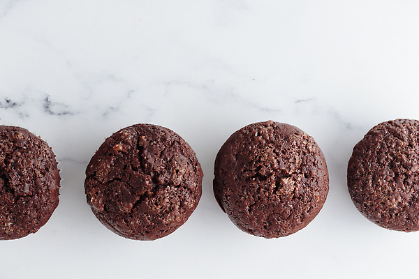 포토 JPG 해외이미지 음식 디저트 사람없음 갈색 쌓기 쿠키 케이크 주방 초콜릿 카페 빵집 신선 달콤 맛 아침식사 설탕 컵케이크 다발 굽기 흰배경 머핀 코코아 흙더미 줄서기 페스츄리 핸드메이드 맛있는 해외202309 해외포토 음료 빵 컬러 백그라운드 컨셉 모션 상점 식사 흙 흰색 구이 파일형식 더미