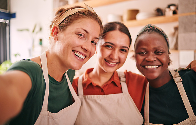 포토 JPG 해외이미지 여자 행복 상반신 성인 앞모습 앞치마 도자기 작업실 셀프카메라 도예가 해외202309 해외포토 직업 감정 뷰포인트 사람 사진촬영 파일형식