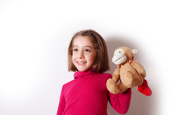 포토 JPG 해외이미지 동물 백인 라이프스타일 여자 딸 행복 얼굴 어린이 장난 포옹 놀이 친절 관리 선물 사랑 한명 미소 소녀 반려동물 장난감 뷰티 귀여움 우정 원숭이 표현 아기 잡기 부드러움 솜털 천진난만 카피스페이스 해외202309 해외포토 서양인 1 감정 컨셉 포유류 가족 안기 모션 표정 사람 생활 신체부위 친구 공백 감각 파일형식