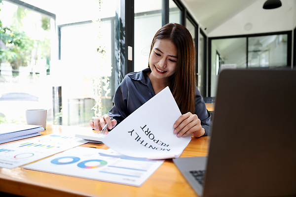 포토 JPG 해외이미지 직업 손 종이 컨셉 돈 비즈니스 통계 성공 그래프 설계 한명 사람 금융 경제 노트북 컴퓨터 사무실 펜 자료 계산기 정보 성장 업무 작업 비즈니스맨 계산 계획 책상 분석 보고서 문서 투자 이익 회계 경영 계좌 마케팅 세금 수입 예산 회계사 해외202309 해외포토 1 남자 가구 문구용품 신체부위 전자제품 필기구 장비 직장인 재산 파일형식